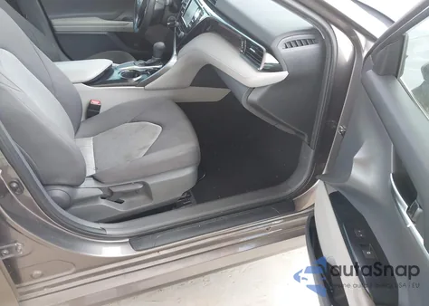 2020 Toyota Camry Le z USA, uszkodzony, nr VIN 4T1C11AK0LU953428